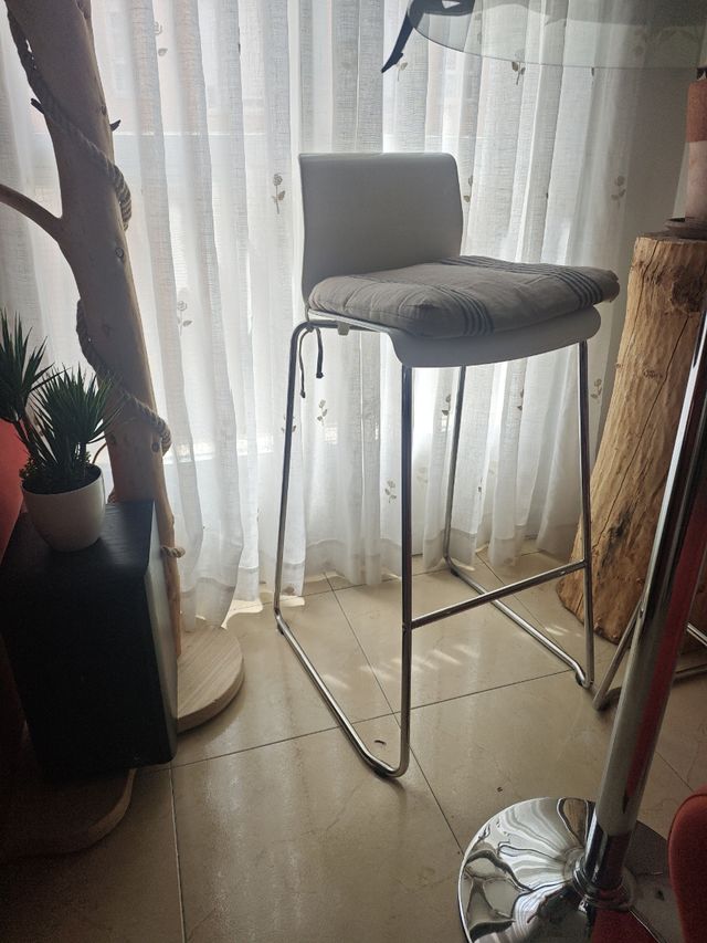 2 Sillas altas blancas