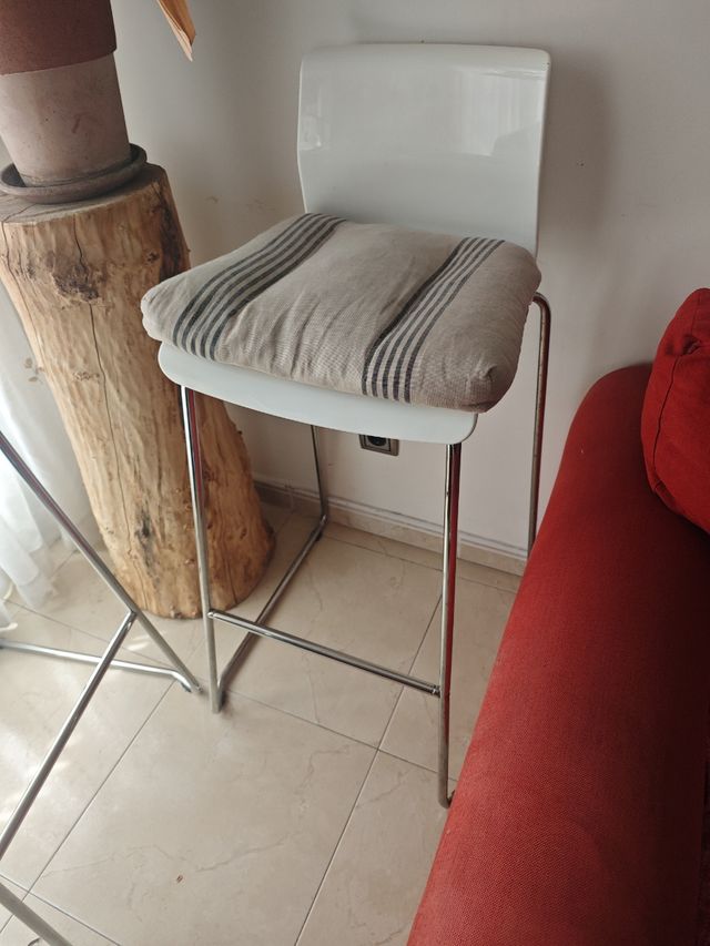 2 Sillas altas blancas