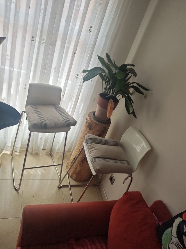 2 Sillas altas blancas