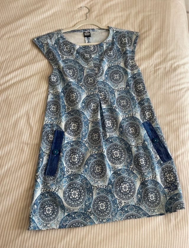 Vestido azul y blanco estampado