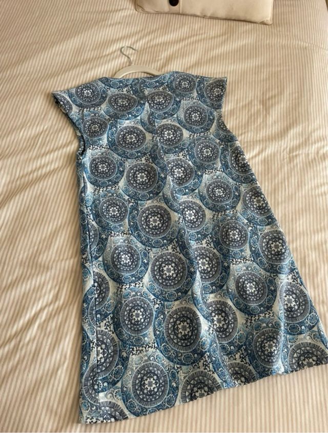 Vestido azul y blanco estampado
