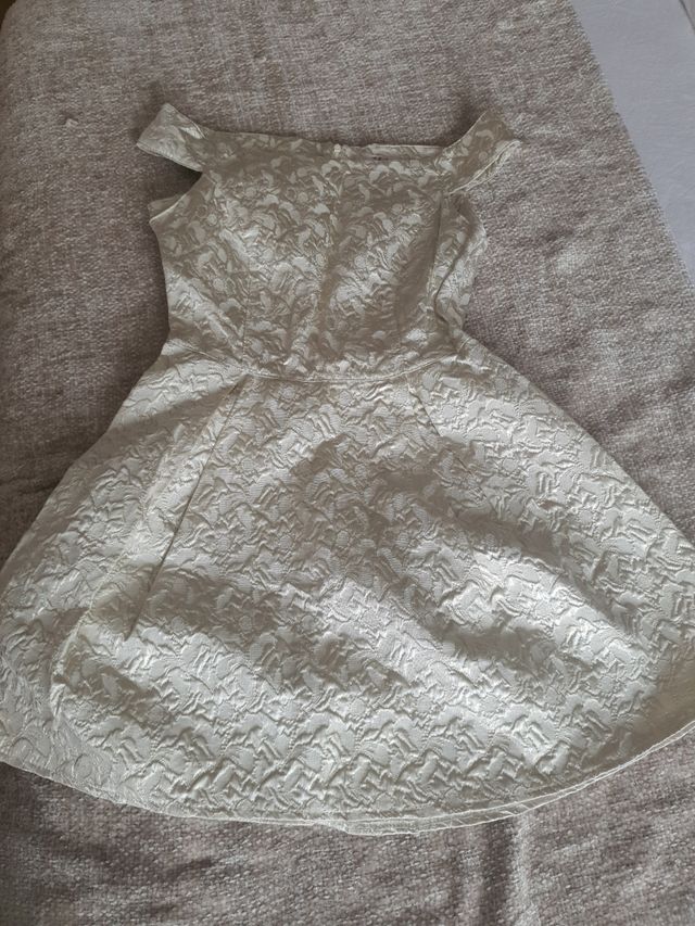 Vestido beige de encaje