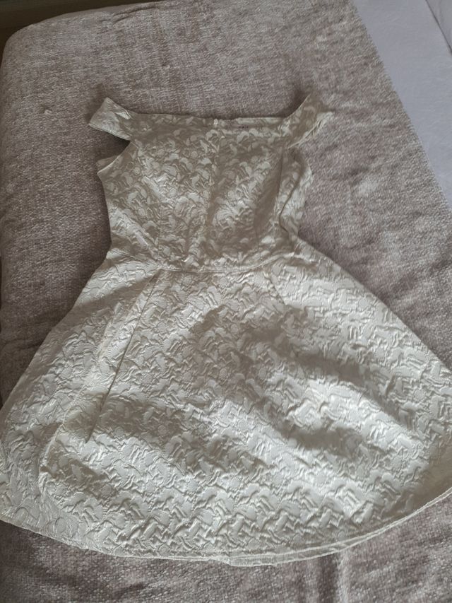 Vestido beige de encaje