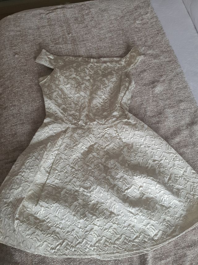 Vestido beige de encaje