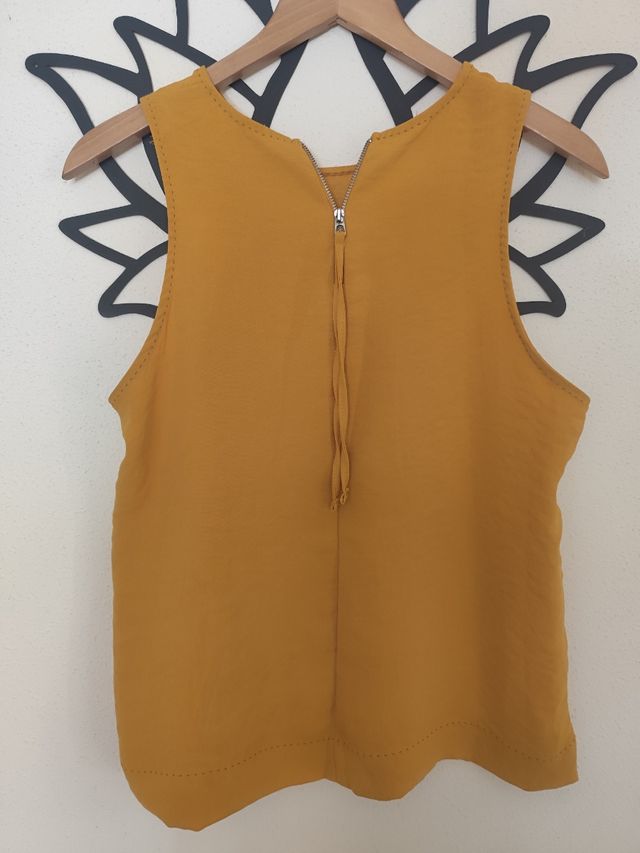 Blusa color mostaza sin Mangas talla L