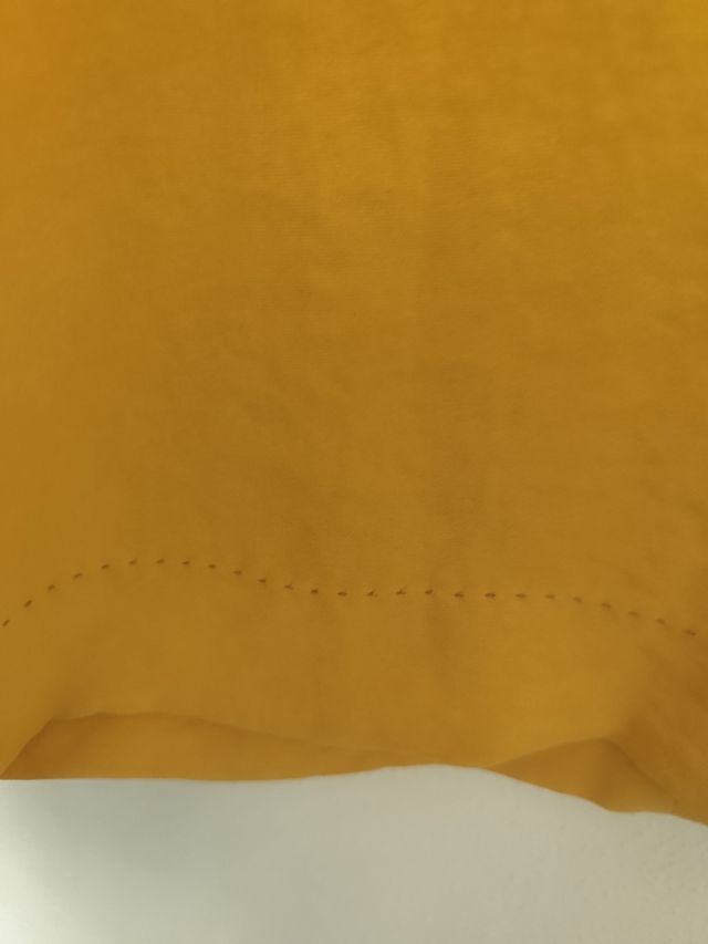 Blusa color mostaza sin Mangas talla L