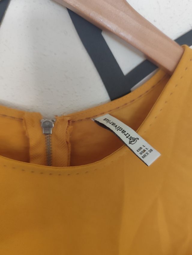 Blusa color mostaza sin Mangas talla L