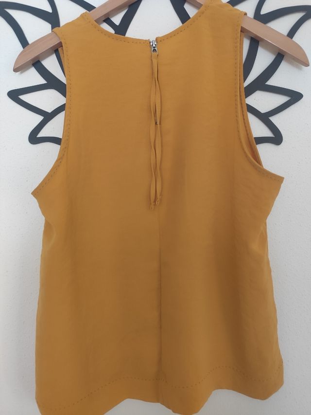 Blusa color mostaza sin Mangas talla L