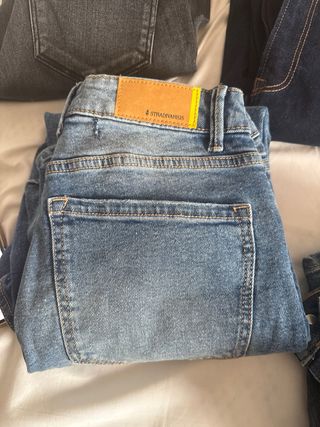 Jeans Stradivarius - Azul y Negro