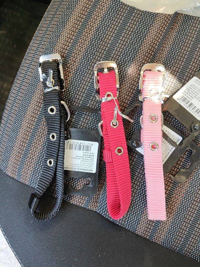 3 collari per animali domestici: rosso, nero e rosa