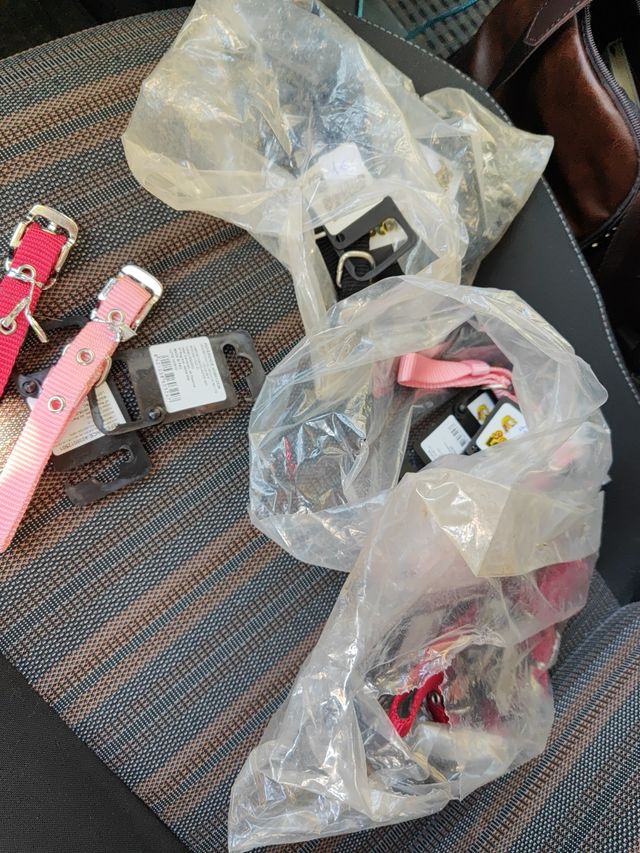 3 collari per animali domestici: rosso, nero e rosa