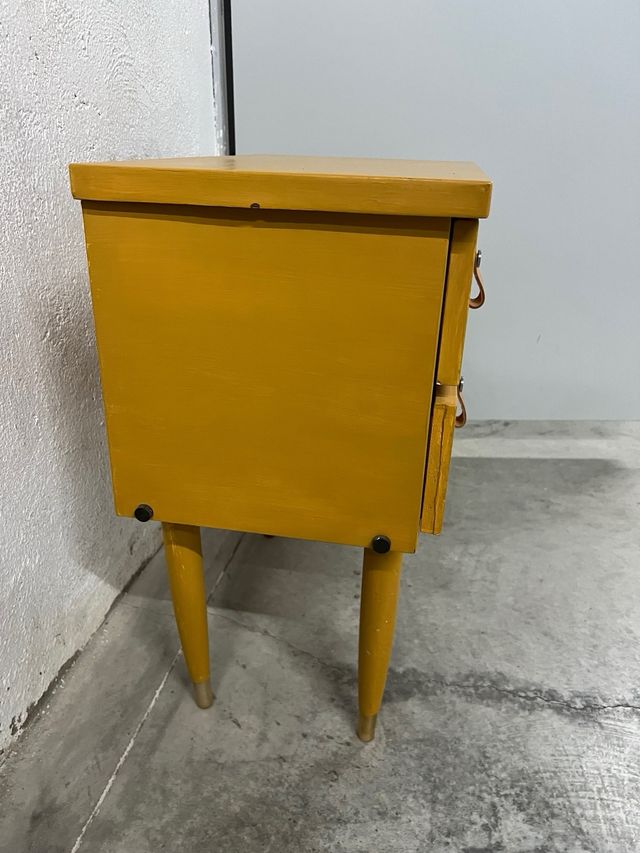 Mesilla noche vintage amarilla, restaurada.