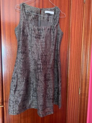 Vestido gris verdoso estampado. Marca: coldalaska.