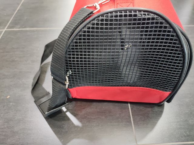 Transportín rojo para mascotas