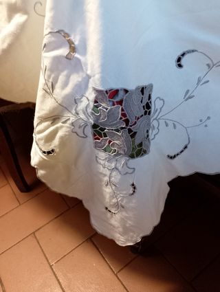 Tovaglia antica  ricamata 12 posti