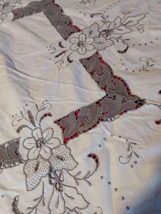 Tovaglia antica  ricamata 12 posti