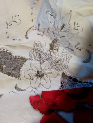 Tovaglia antica  ricamata 12 posti