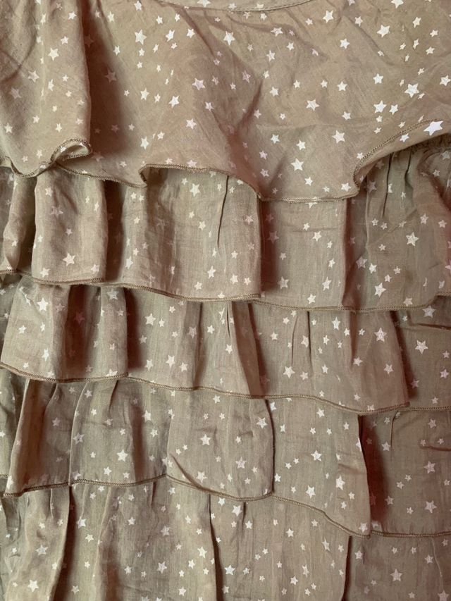 Vestido beige estrellas verano con volantes.