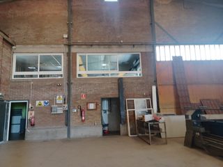 alquilo nave de 1000 m2 + 200 de vestuarios y ofic