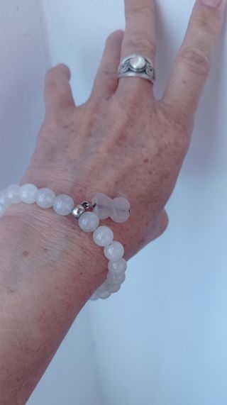 Pulsera de cuentas y osito.