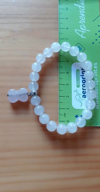 Pulsera de cuentas y osito.