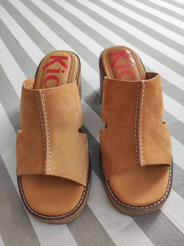 Zuecos Kickers marrones, talla 36