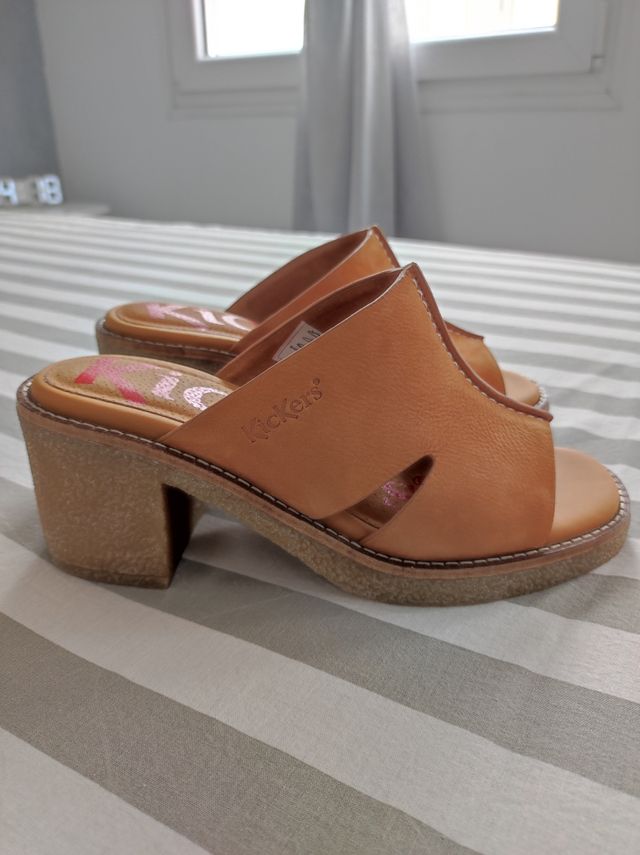 Zuecos Kickers marrones, talla 36