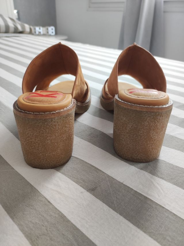 Zuecos Kickers marrones, talla 36