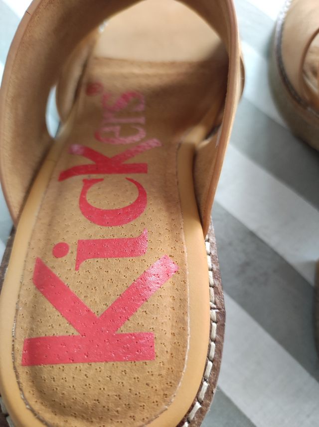 Zuecos Kickers marrones, talla 36