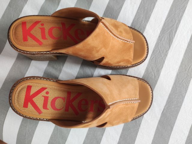 Zuecos Kickers marrones, talla 36