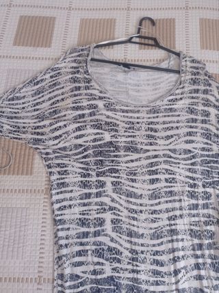 Camiseta larga estampada blanca y negra