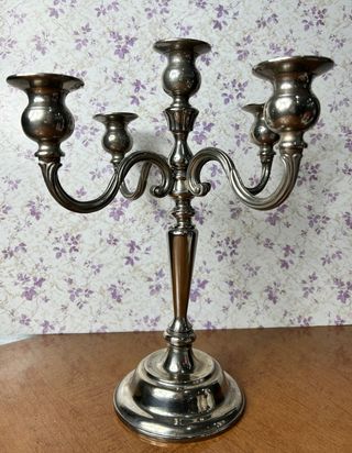 Candelabro bañado en plata.