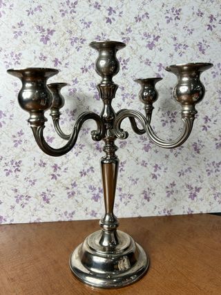 Candelabro bañado en plata.