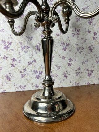 Candelabro bañado en plata.