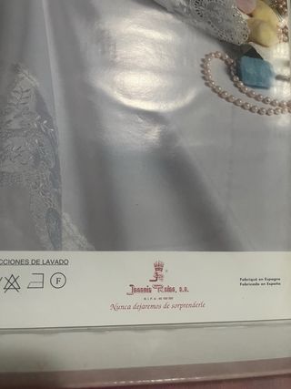 ¡REBAJA! Juego de cama matrimonio bordado