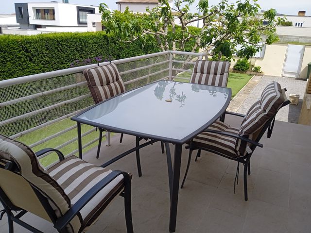 Mesa y sillas de exterior