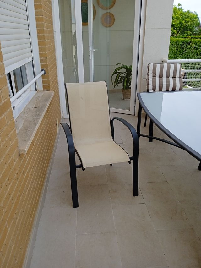 Mesa y sillas de exterior