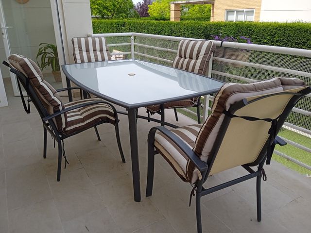 Mesa y sillas de exterior