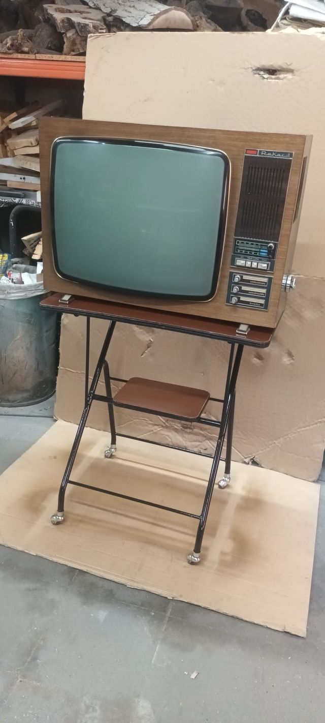 TV Vintage Rekord con mesita