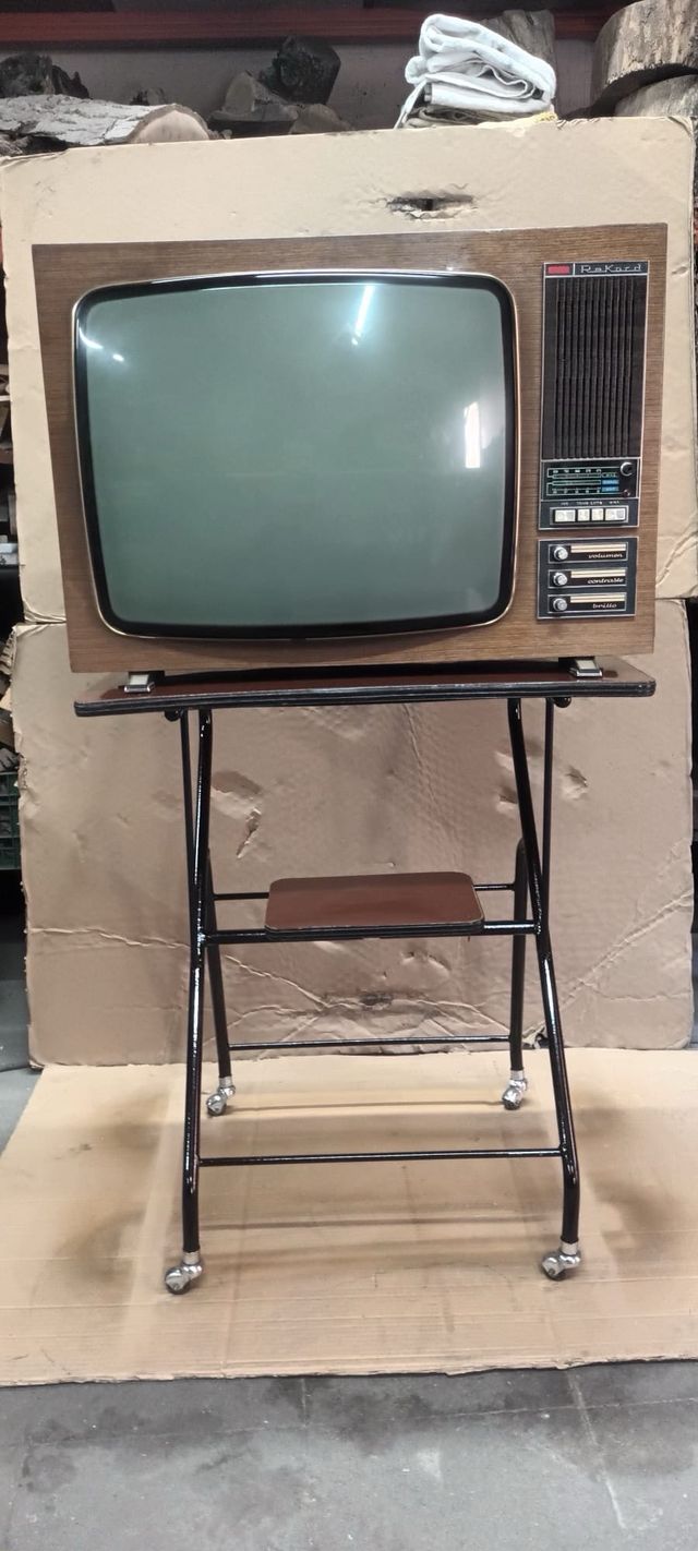 TV Vintage Rekord con mesita