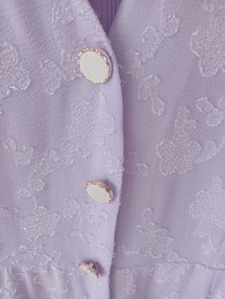 Vestido morado celebración botones joya