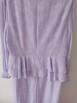 Vestido morado celebración botones joya