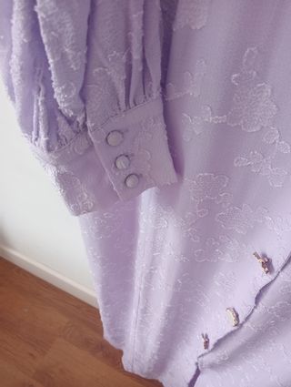 Vestido morado celebración botones joya