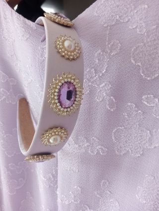 Vestido morado celebración botones joya