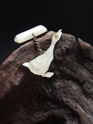 Broche de ganso blanco antiguo