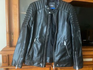 Chaqueta Zara polipiel negra