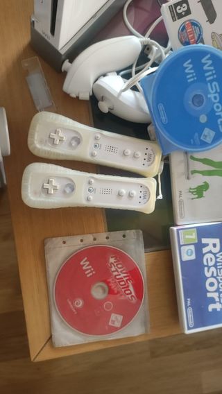 Wii + 2 mandos + Wii Sports + juegos