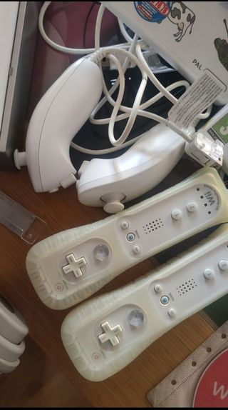 Wii + 2 mandos + Wii Sports + juegos