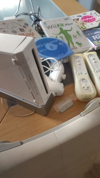 Wii + 2 mandos + Wii Sports + juegos