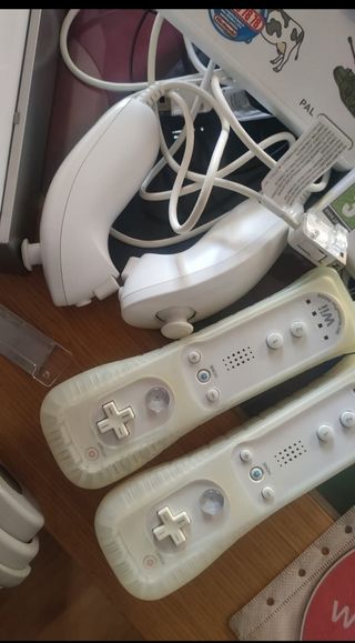Wii + 2 mandos + Wii Sports + juegos
